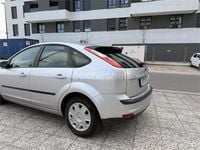 Usado Ford Focus Trend 90 CV (66 kW) 2006 Gris / plata Berlina