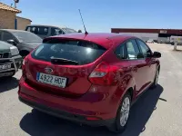 Usado Ford Focus Trend 125 CV (91 kW) 2011 Granate Berlina