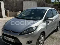 Usado Ford Fiesta Trend 82 CV (60 kW) 2010 Gris / plata Berlina