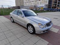 Usado Mercedes E220 Avantgarde 150 CV (110 kW) 2003 Gris / plata Berlina