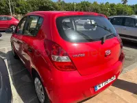 Usado Hyundai i20 85 CV (62 kW) 2012 Rojo Utilitario