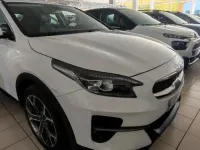 Usado Kia XCeed 160 CV (117 kW) 2022 Deluxe white SUV