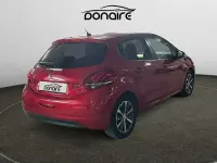 Usado Peugeot 208 Style 82 CV (60 kW) 2017 Granate Utilitario