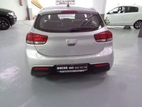 Usado Kia Rio 84 CV (61 kW) 2023 Gris / plata Berlina