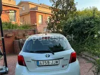 Usado Toyota Yaris Hybrid Active 100 CV (73 kW) 2015 Blanco Berlina
