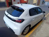 Usado Peugeot 208 Active 100 CV (73 kW) 2022 Blanco Utilitario