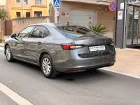 Usado Skoda Superb Style 150 CV (110 kW) 2024 Gris / plata Berlina