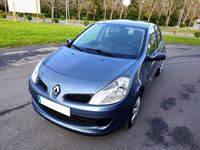 Usado Renault Clio II Dynamique 100 CV (73 kW) 2007 Gris / plata Berlina