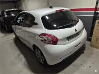 Usado Peugeot 208 Allure 120 CV (88 kW) 2013 Blanco Utilitario