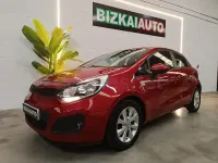 Usado Kia Rio 109 CV (80 kW) 2014 Granate Berlina