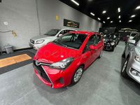 Usado Toyota Yaris Hybrid Active 100 CV (73 kW) 2015 Rojo Berlina