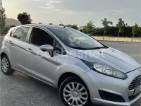 Usado Ford Fiesta Trend 75 CV (55 kW) 2015 Gris / plata Utilitario
