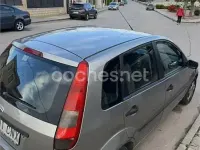 Usado Ford Fiesta Ghia 80 CV (58 kW) 2003 Gris / plata Utilitario