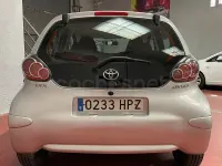Usado Toyota Aygo Live 68 CV (50 kW) 2013 Gris / plata Utilitario