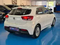 Usado Kia Rio 84 CV (61 kW) 2022 Blanco Berlina