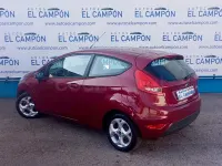 Usado Ford Fiesta Trend 82 CV (60 kW) 2012 Granate Berlina