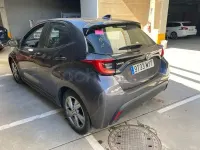 Usado Toyota Yaris Hybrid Active 116 CV (85 kW) 2025 Gris / plata Berlina