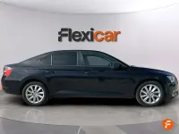 Usado Skoda Superb Active 150 CV (110 kW) 2018 Negro Familiar