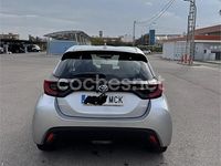 Usado Toyota Yaris Hybrid Active 116 CV (85 kW) 2022 Gris / plata Berlina