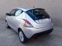 Usado Lancia Ypsilon Gold 69 CV (50 kW) 2013 Plateado Utilitario