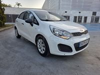Usado Kia Rio 85 CV (62 kW) 2013 Blanco Berlina