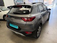 Usado Kia Stonic 100 CV (73 kW) 2025 Gris / plata SUV