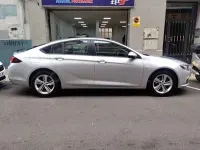 Usado Opel Insignia Selective 136 CV (100 kW) 2020 Gris / plata Berlina