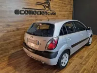 Usado Kia Rio EX 110 CV (80 kW) 2006 Gris / plata Berlina
