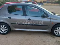 Usado Peugeot 206 70 CV (51 kW) 1998 Gris / plata Utilitario