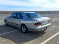 Usado Mercedes E220 Classic 143 CV (105 kW) 2001 Gris / plata Berlina