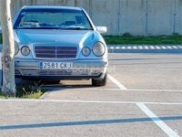 Usado Mercedes E290 Elegance 129 CV (94 kW) 1998 Gris / plata Berlina