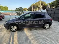 Usado Peugeot 307 90 CV (66 kW) 2002 Violeta / lila Berlina