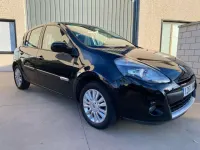 Usado Renault Clio Authentique 73 CV (53 kW) 2012 Negro Utilitario