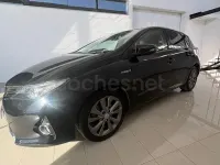 Usado Toyota Auris Hybrid Advance 136 CV (100 kW) 2014 Gris / plata Familiar