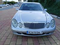 Usado Mercedes E220 Avantgarde 143 CV (105 kW) 2003 Gris / plata Berlina