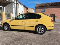 Usado Seat Leon 110 CV (80 kW) 2000 Amarillo Utilitario