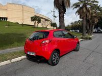 Usado Mazda 2 75 CV (55 kW) 2013 Rojo Utilitario