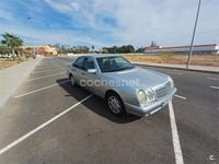 Usado Mercedes E300 Elegance 136 CV (100 kW) 1996 Gris / plata Berlina