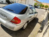Usado Ford Mondeo Ambiente 90 CV (66 kW) 1999 Gris / plata Berlina