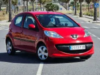 Usado Peugeot 107 68 CV (50 kW) 2007 Rojo Utilitario