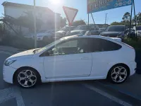 Usado Ford Focus Trend 136 CV (100 kW) 2008 Blanco Berlina