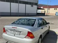 Usado Ford Focus Ghia 100 CV (73 kW) 1999 Gris / plata Berlina