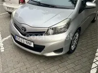 Usado Toyota Yaris Active 69 CV (50 kW) 2013 Gris / plata Utilitario