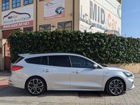 Usado Ford Focus ST-Line X 120 CV (88 kW) 2021 Gris Utilitario