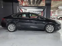 Usado Opel Astra 140 CV (102 kW) 2014 Negro Berlina