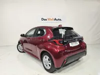 Usado Toyota Yaris 125 CV (91 kW) 2021 Rojo Utilitario