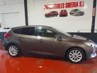 Usado Ford Focus Titanium 125 CV (91 kW) 2017 Marrón Berlina
