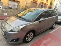 Usado Peugeot 5008 Allure 120 CV (88 kW) 2016 Gris / plata Monovolumen