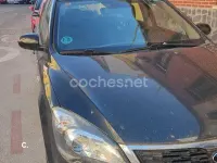 Usado Kia Ceed 90 CV (66 kW) 2010 Negro Utilitario