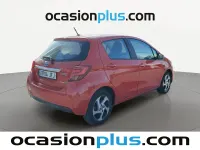 Usado Toyota Yaris Hybrid Active 100 CV (73 kW) 2015 Rojo Utilitario